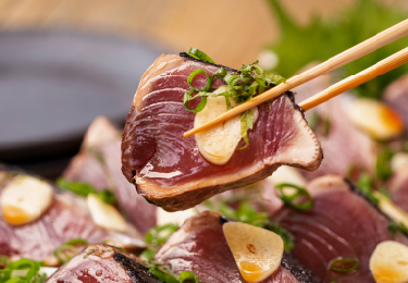 ニンニクと食べるかつおのたたき