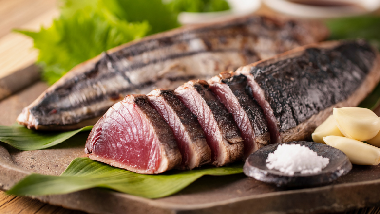 藁焼きかつおのたたき 塩とニンニク添え